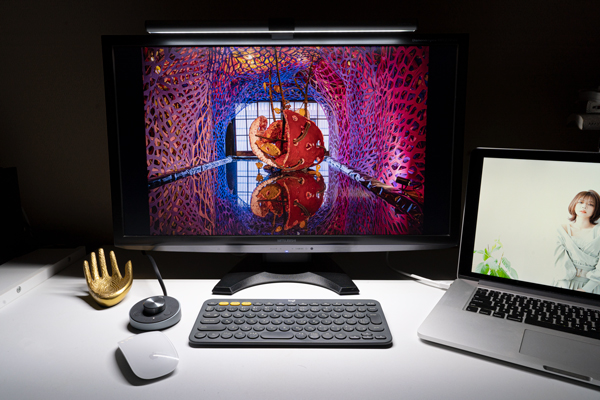 デスクライトはもう古い Benqのスクリーンバーでpcモニター周辺をおしゃれ 省スペースで明るく照らそう 一眼フォト